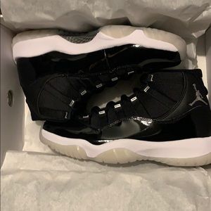 Men’s 11s size 9brand new in box 325 obo